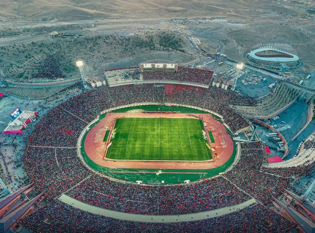 ساعت شنی روی چمن یادگار تراکتور,یادگار امام تبریز,
